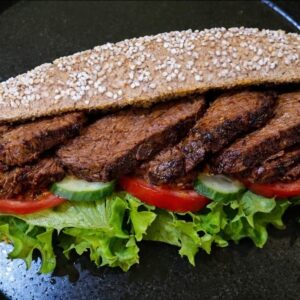 Smoked short ribs, langzaam gegaard tot boterzacht. Diep gerookt, vol karakter en intens van smaak.