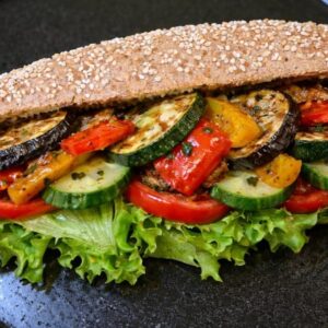 Sandwich Gegrilde seizoen groenten+caesar salade